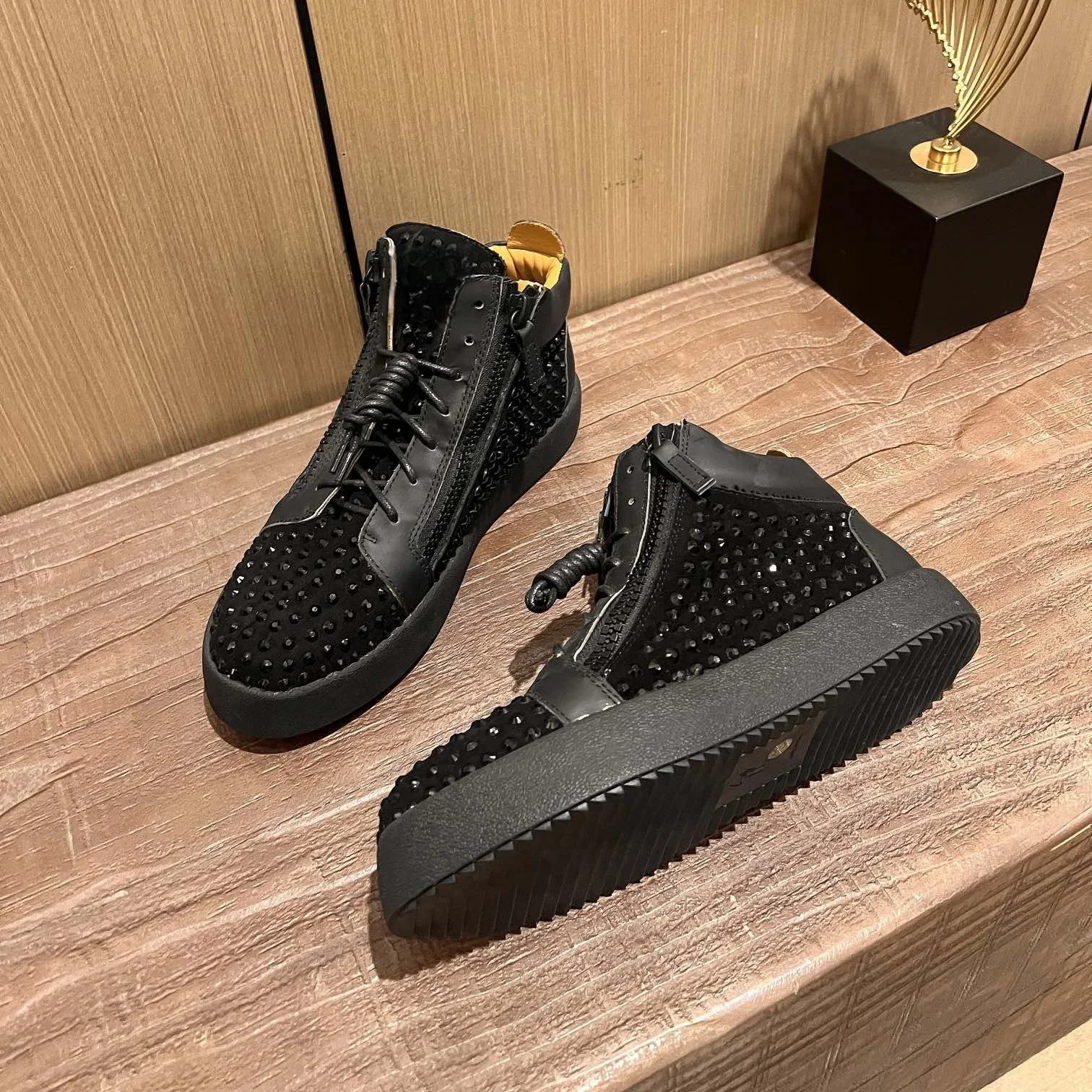 

Top Quality Classic Mens Casual Sneakers Women High-top Real Leather Tennis Luxury Brand Designer Unisex Sports shoes 0240