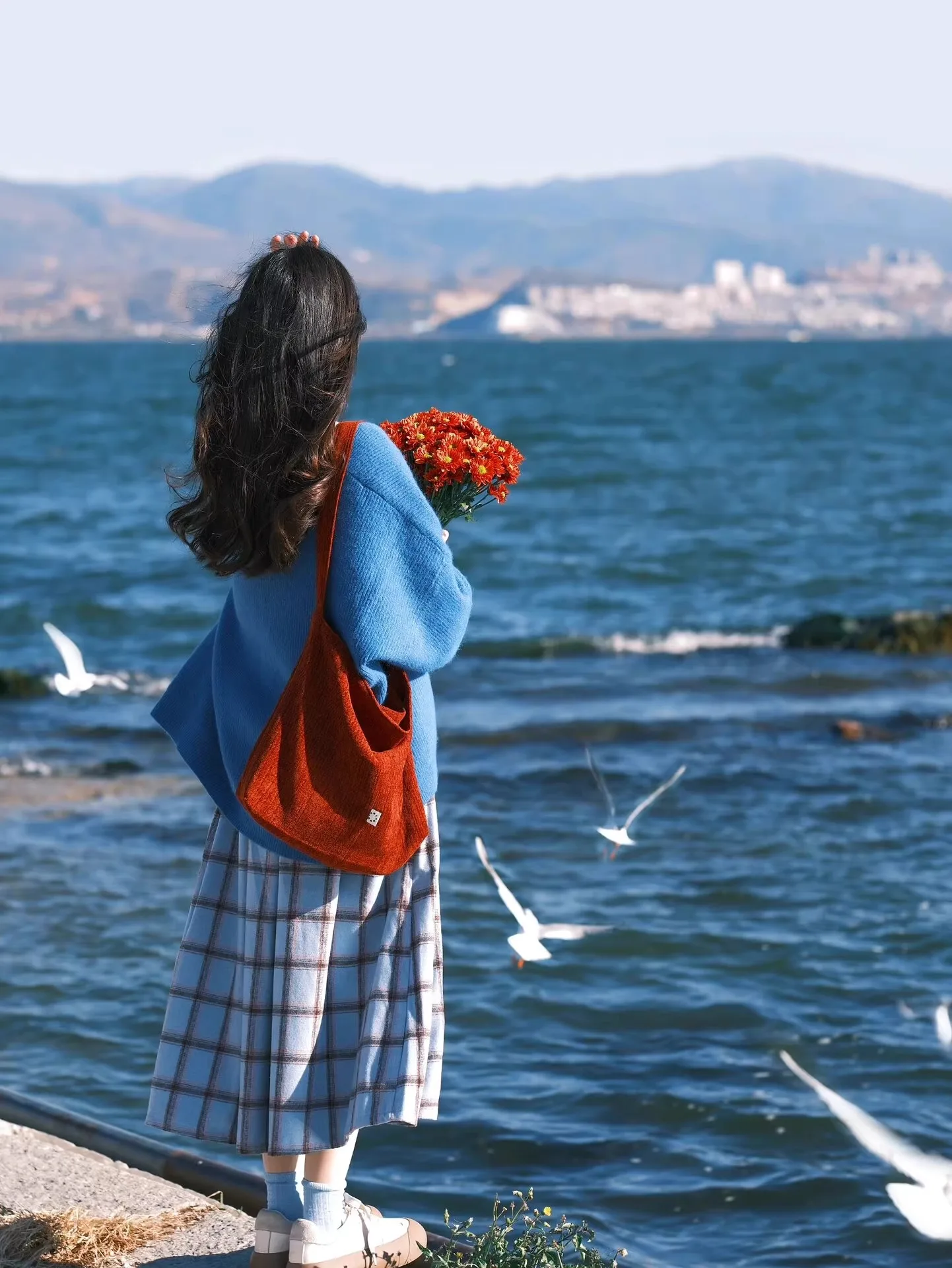 เสื้อคาร์ดิแกนถักเปิดไหล่ทรงหลวม สีน้ำเงินไคลน์ รุ่น V-Ne สำหรับผู้หญิง เนื้อผ้านุ่ม สวมใส่สบาย ทรงยาว ปกติ