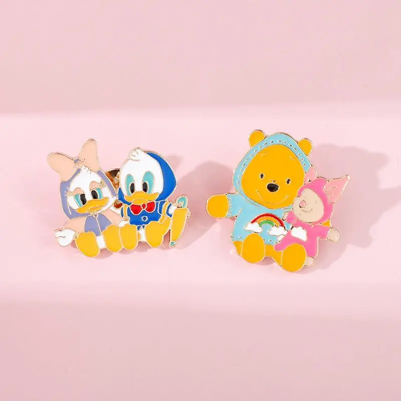 Broszka z kreskówki Disneya Kubuś Puchatek, kreatywna, kawaii, dla chłopców i dziewcząt, delikatny dodatek, zawieszka, prezent na Boże Narodzenie.