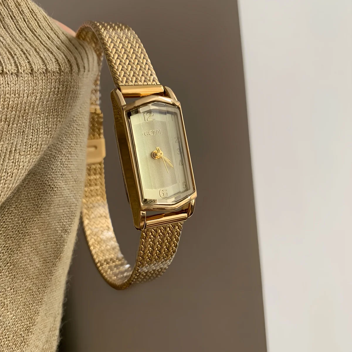 Vintage Gold Watch for Delicate Rectangle Dial Design Watch  display picture 2