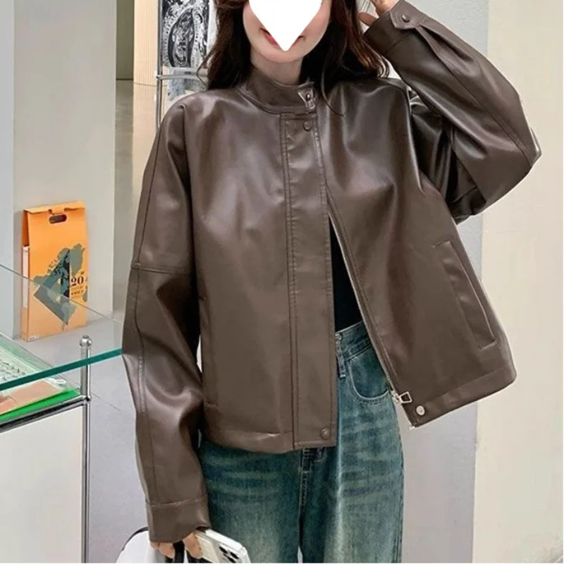

Женская кожаная куртка Осень Зима Новый стиль Гонконгский стиль Свободная мода Высококачественное универсальное байкерское кофейное пальто из искусственной кожи