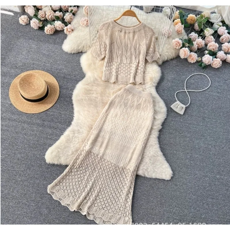 속이 빈 후크와 피쉬테일 스커트가 있는 한국 인스타그램 스타일의 레이스 반팔 세트 드레스입니다. 이 투피스 세트가 트렌디합니다