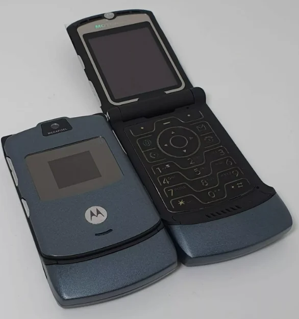 Teléfono móvil Original Motorola RAZR V3 Flip reacondicionado GSM 850 / 900 / 1800 / 1900 de buena calidad con 1 año de garantía