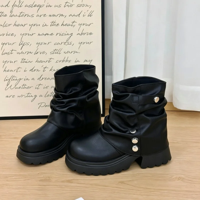Bottines mi-mollet plissées pour femmes, ornées de boutons métalliques, à plateforme et talon épais, bottines à enfiler tendance pour l'automne et l'hiver.