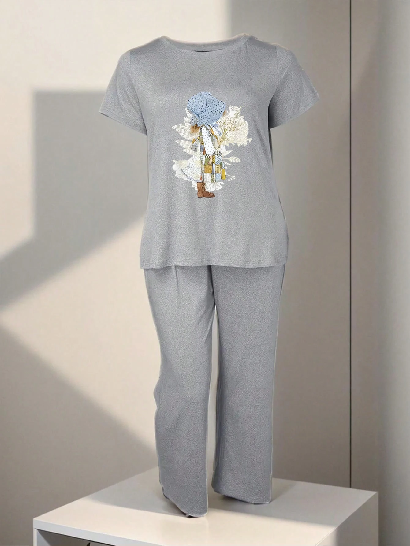 Plus Size Damen Sommer Casual Bedrucktes Set, Böhmischer Stil Kleines Mädchen mit Hut Voller Blumen, Top Hose Zweiteiliges Casual Outfit