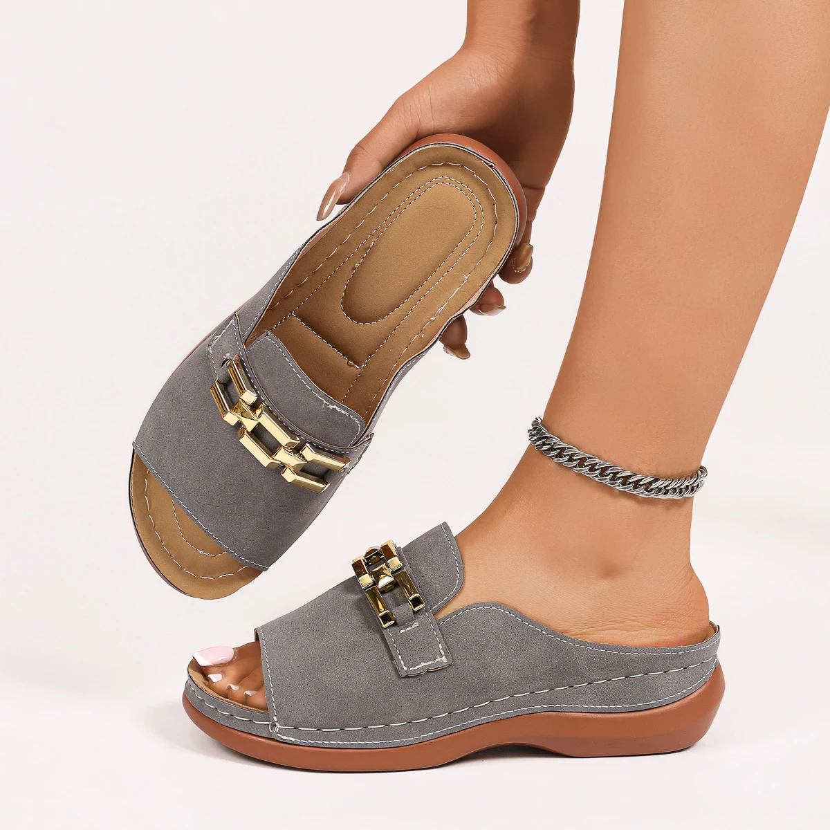 2026 New Women's Fashion Metal Chain Decorative Wedge Slippers Summer Outdoor Leisure Retro Thick-soled Roman Slippers