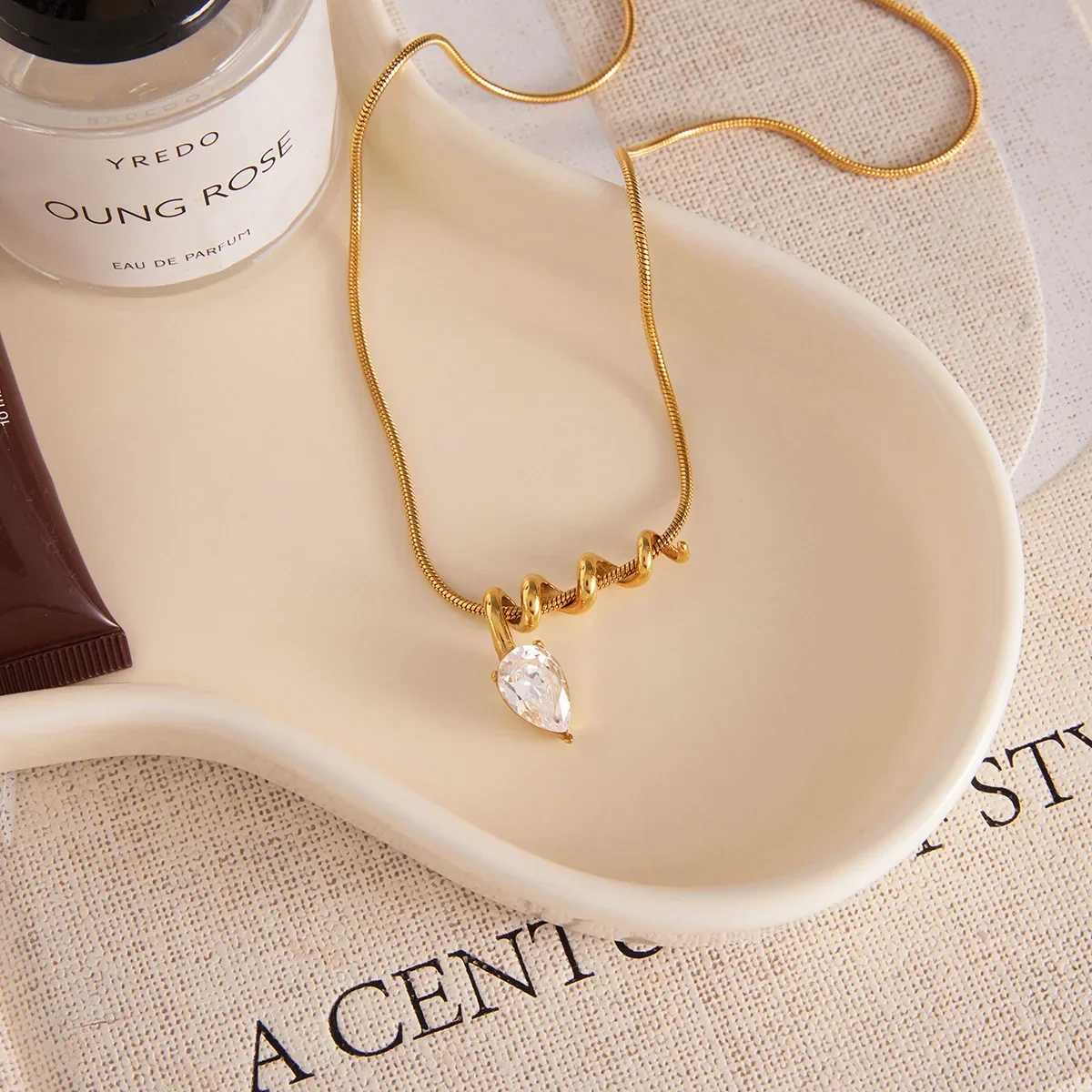 

Trendy 18K Gold Plated Teardrop Zircon Spiral Pendant Necklace Stainless Steel Classic Women's Jewelry