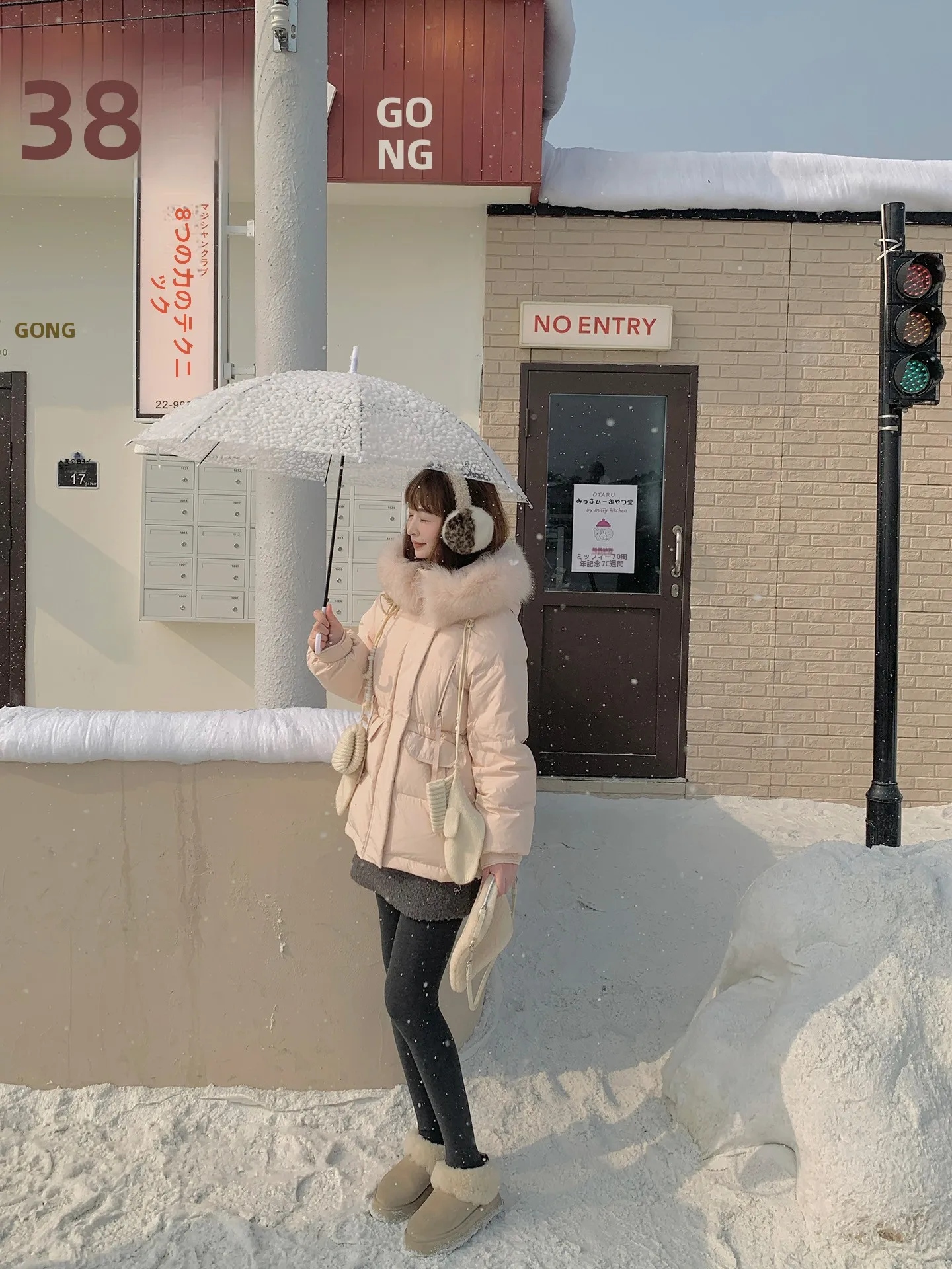 

Короткая розовая пуховая куртка DbyDoi для женщин: зимнее пальто с капюшоном, повседневный стиль, утолщенная полиэстеровая ткань, теплая, для города и отдыха