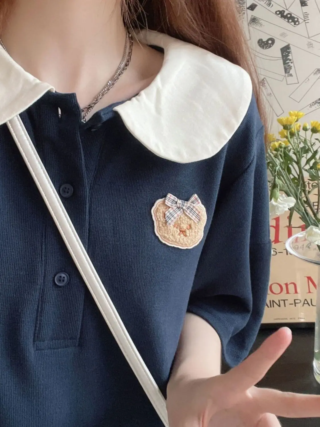 El cuello de muñeca rosa fino de verano usa un nuevo vestido suelto y delgado de manga corta