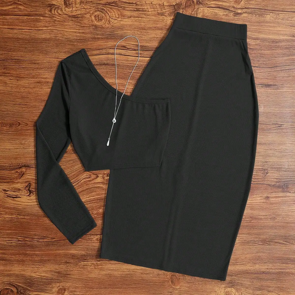 

Женский комплект из двух предметов: асимметричный топ с одним открытым плечом и юбка-карандаш, однотонный черный, из ребристого трикотажа, элегантный винтажный стиль