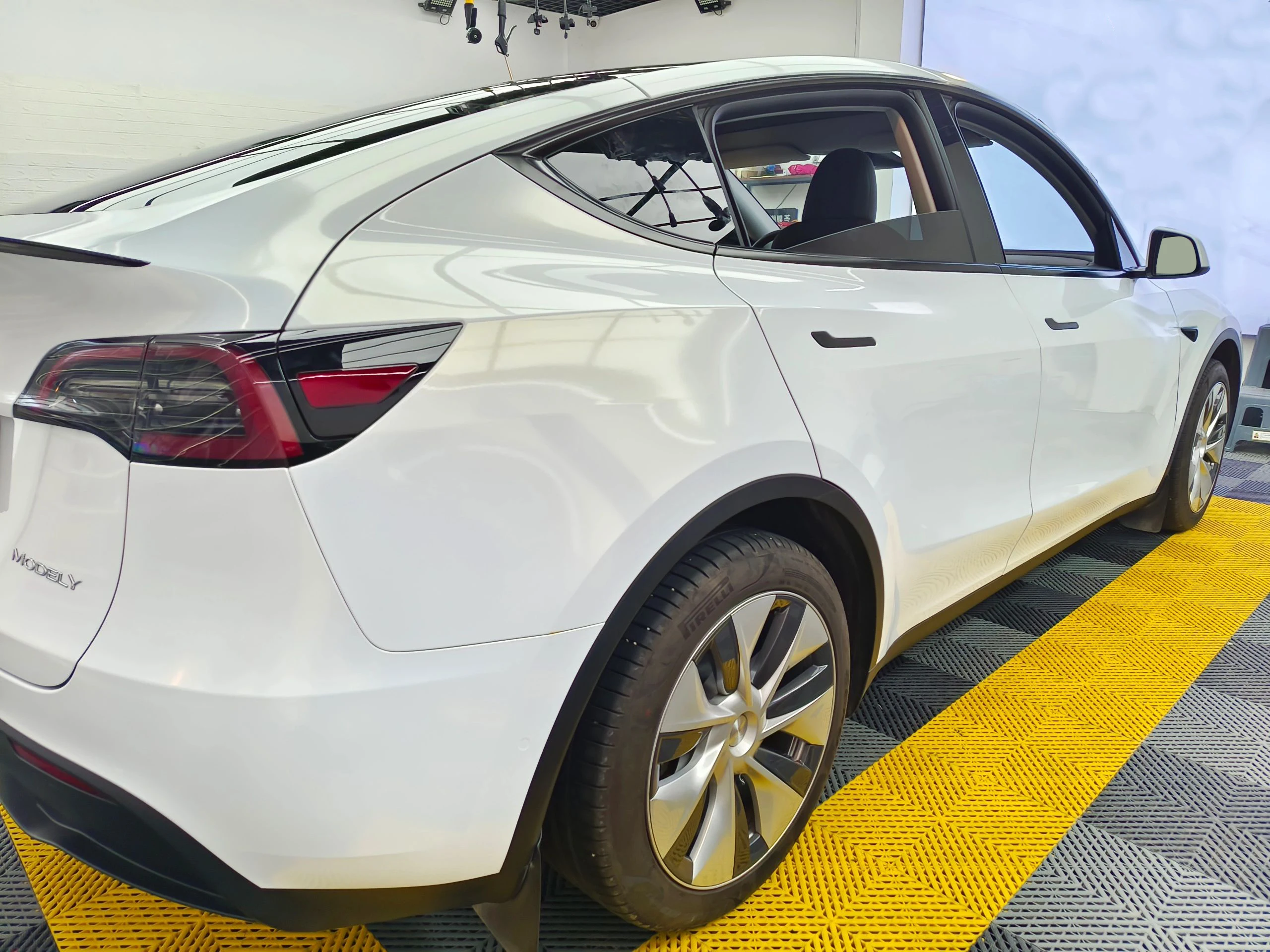 Wholesale High Quality PET Chameleon White Charm Gold Self-adhesive Full Body Wrap Wrapping Vinyl Roll Sticker Film for Car