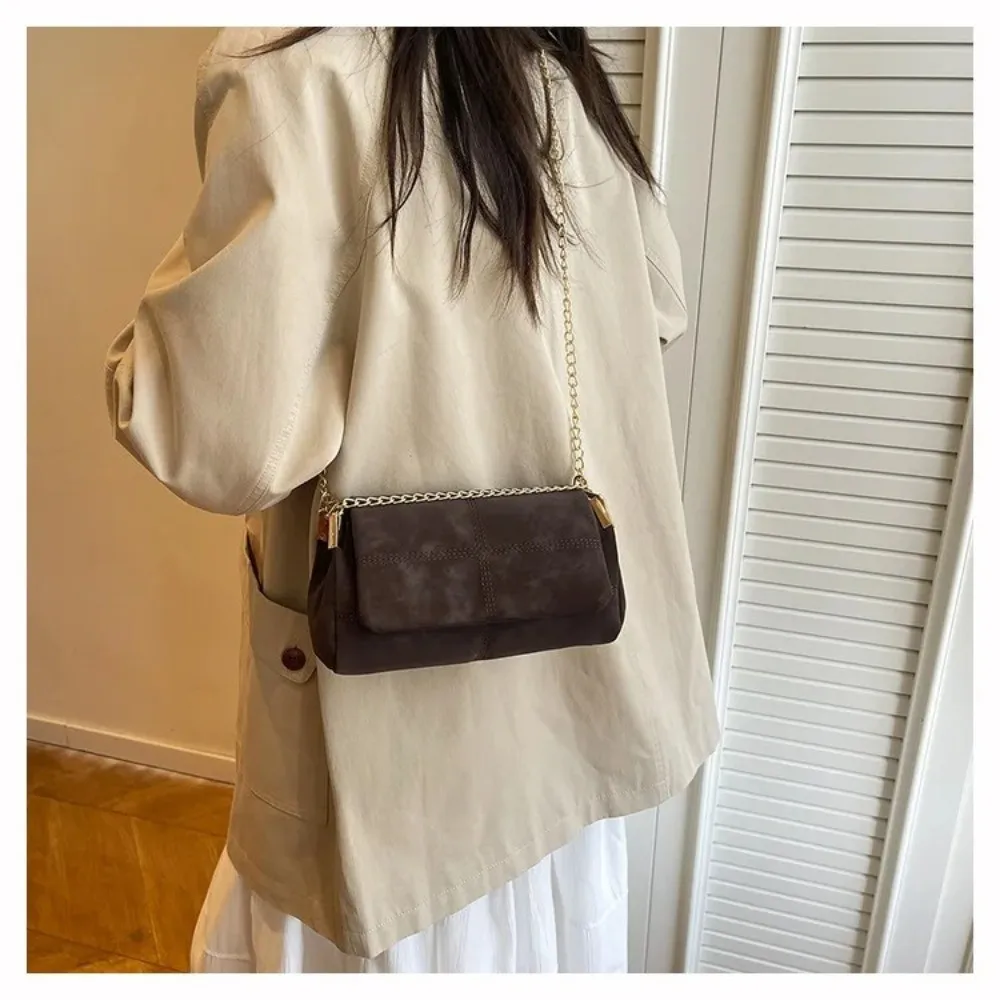 Hochwertige Wildleder-Schultertasche mit Großer Kapazität Ketten-Umhängetasche Quadratische Handtasche für Damen – Detail 9