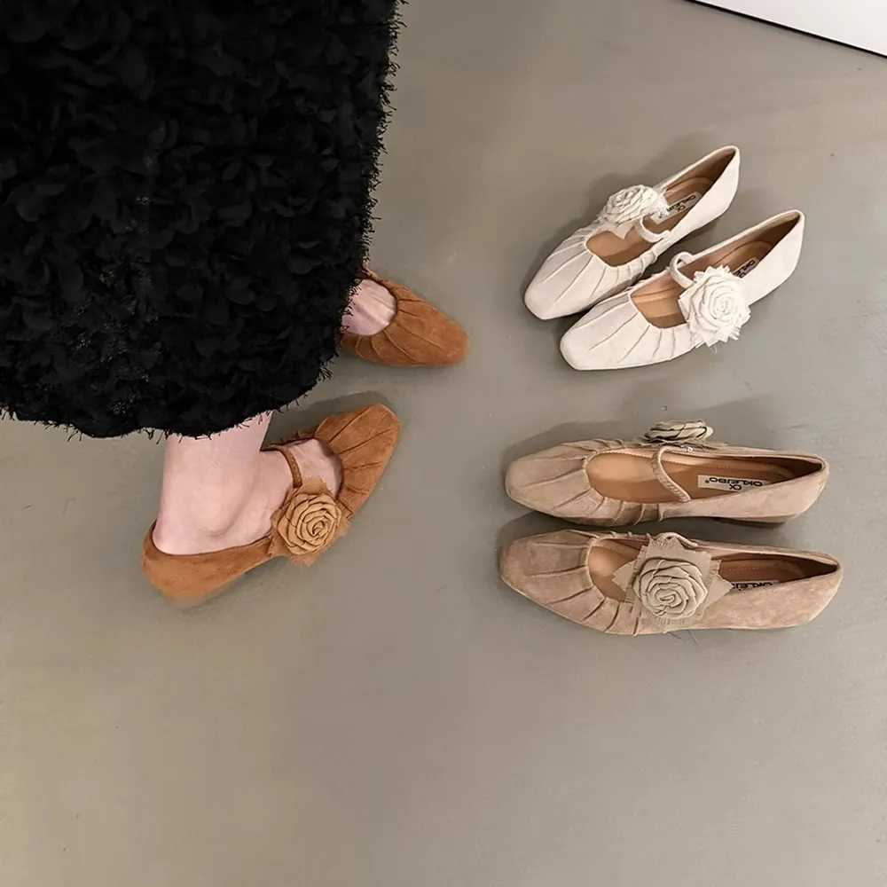 

Retro Floral Chinese Zen Style Women's Shoes with Folded Design Low Heel Casual Footwear for Summer Season Microfiber Material