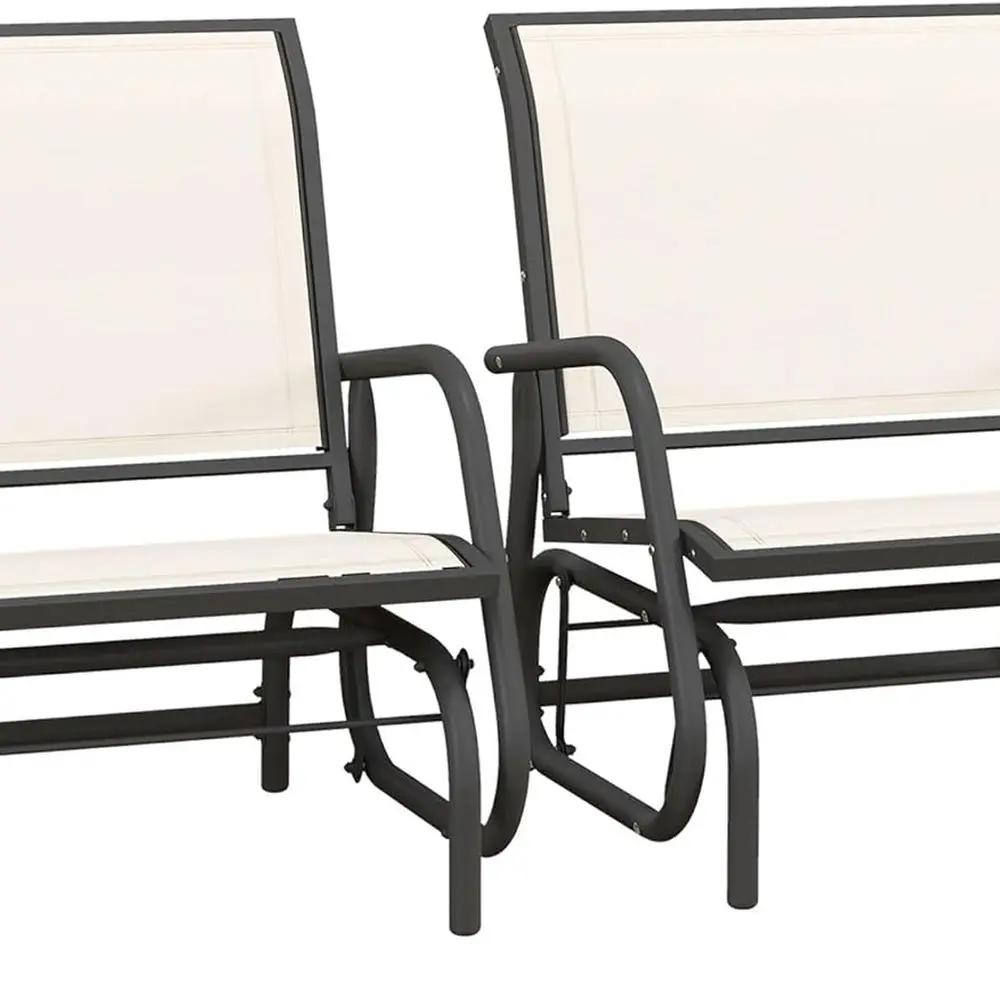 

Пара металлических стульев-качалок из сетчатой ткани, изогнутых подлокотников, идеально подходящих для помещений кремово-белого цвета.