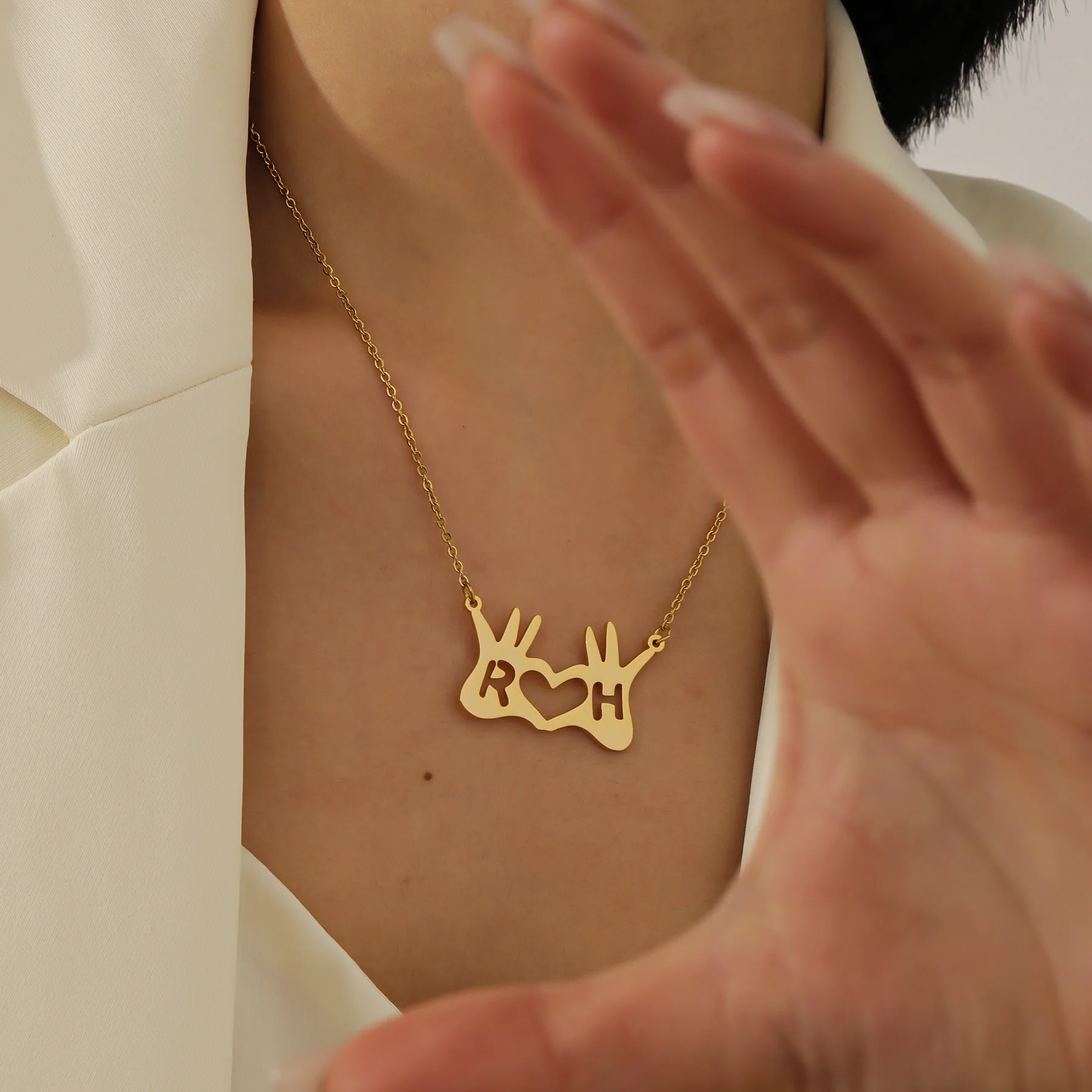 

Ожерелье с надписью на заказ, позолоченная тонкая цепочка, две руки, жест, любовь, сердце, первоначальный кулон, персонализированные ювелирные изделия для пар