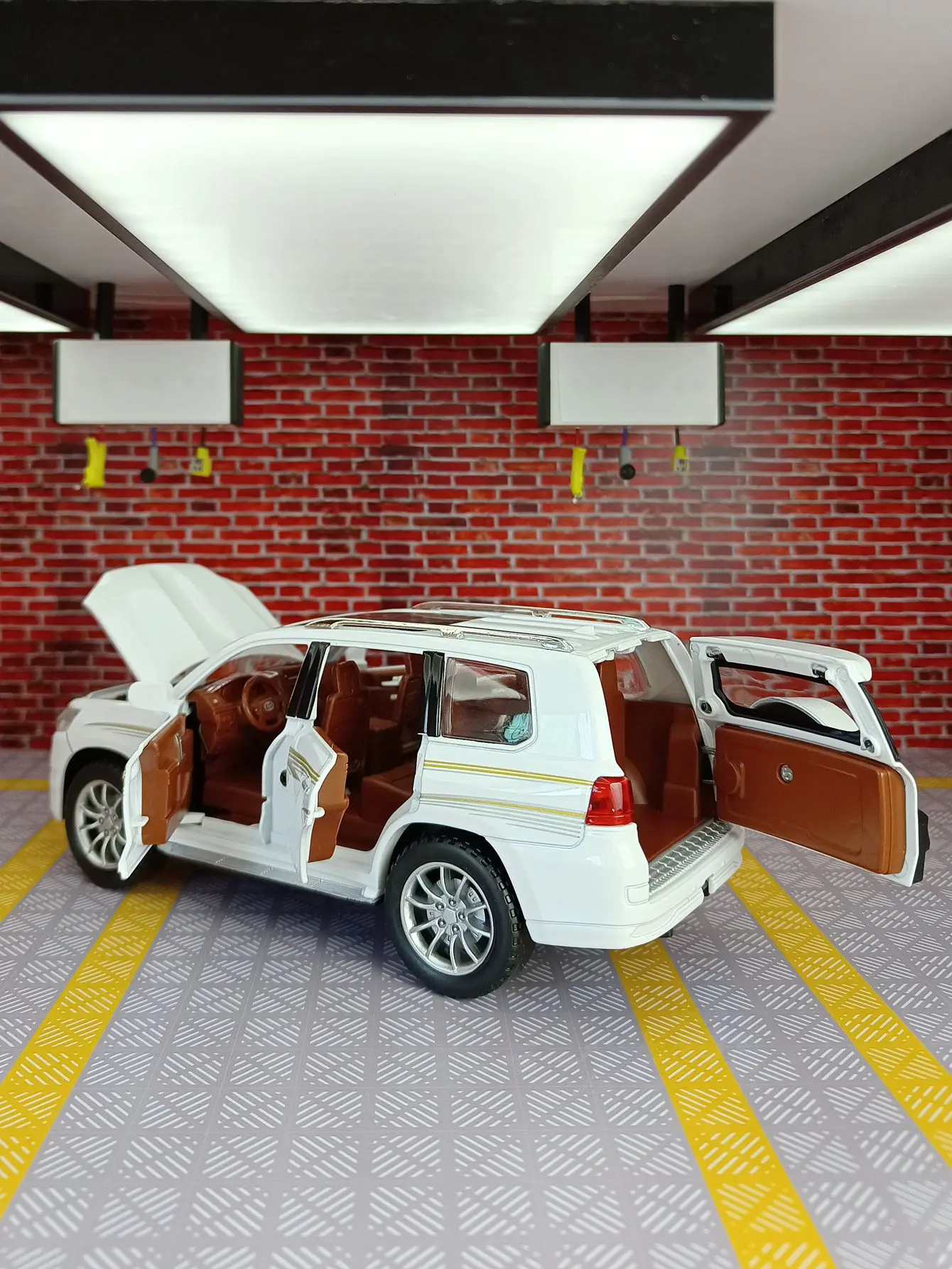 

1:24 SUV alloy car model ornaments collection doors and hood trunk can open the boy's acousto-optic toy gifts