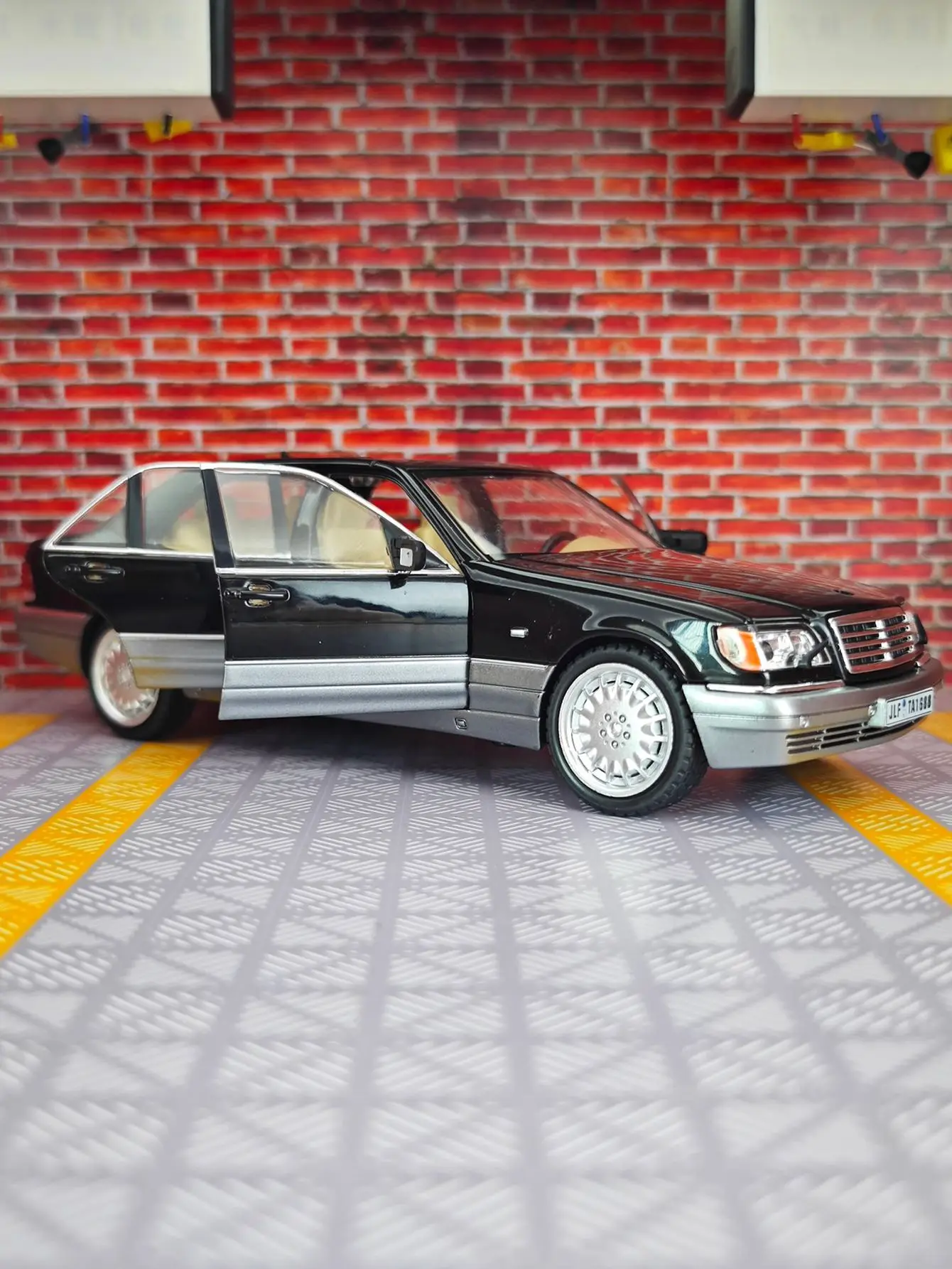 1: 24 simulation Mercedes Benz W140 S320 alloy car model, doors and engine hood, trunk can be opened rich in details