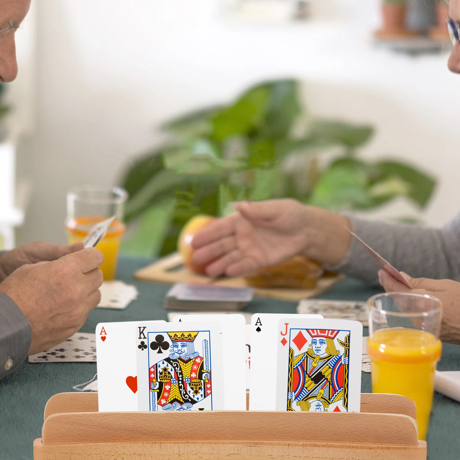 حامل بطاقات اللعب الخشبية تصميم منحني قوي لجسر Pinochle اليد القدم المنظم رف عرض موقف حامل البطاقة الخشبية
