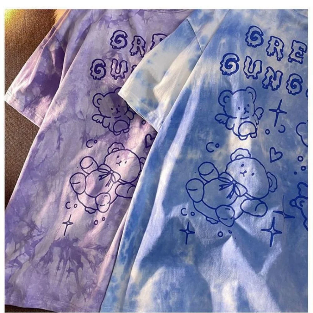 เสื้อยืดผู้หญิงมัดย้อมแขนสั้นนักเรียนหญิงฤดูร้อนเกาหลีหลวมขนาดใหญ่หมีสีม่วงการ์ตูนพิมพ์เสื้อ