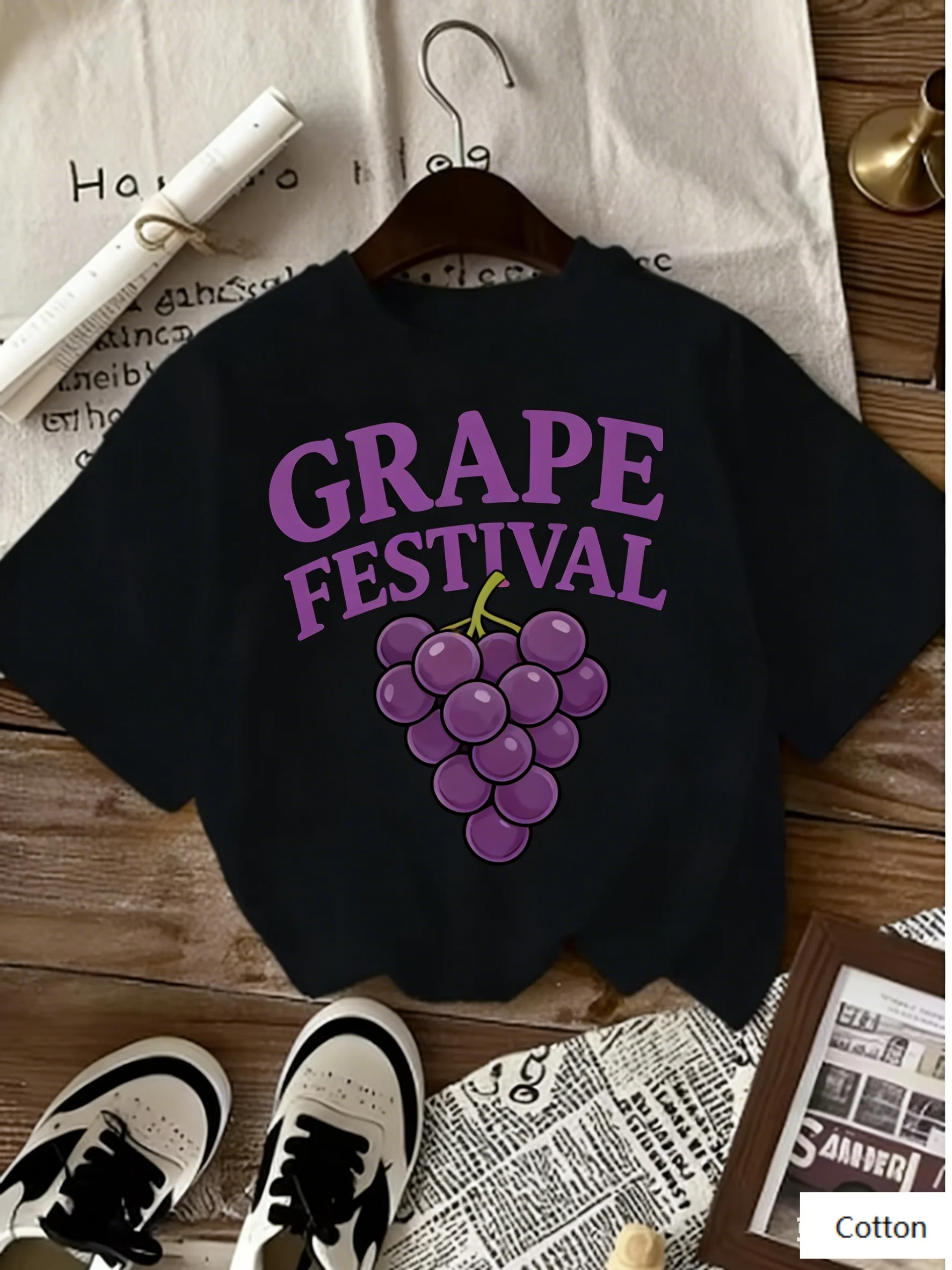 Camiseta gráfica vintage del Festival del Uva con estampado de racimo de uvas moradas, camiseta retro de algodón, top unisex de estilo rústico estético