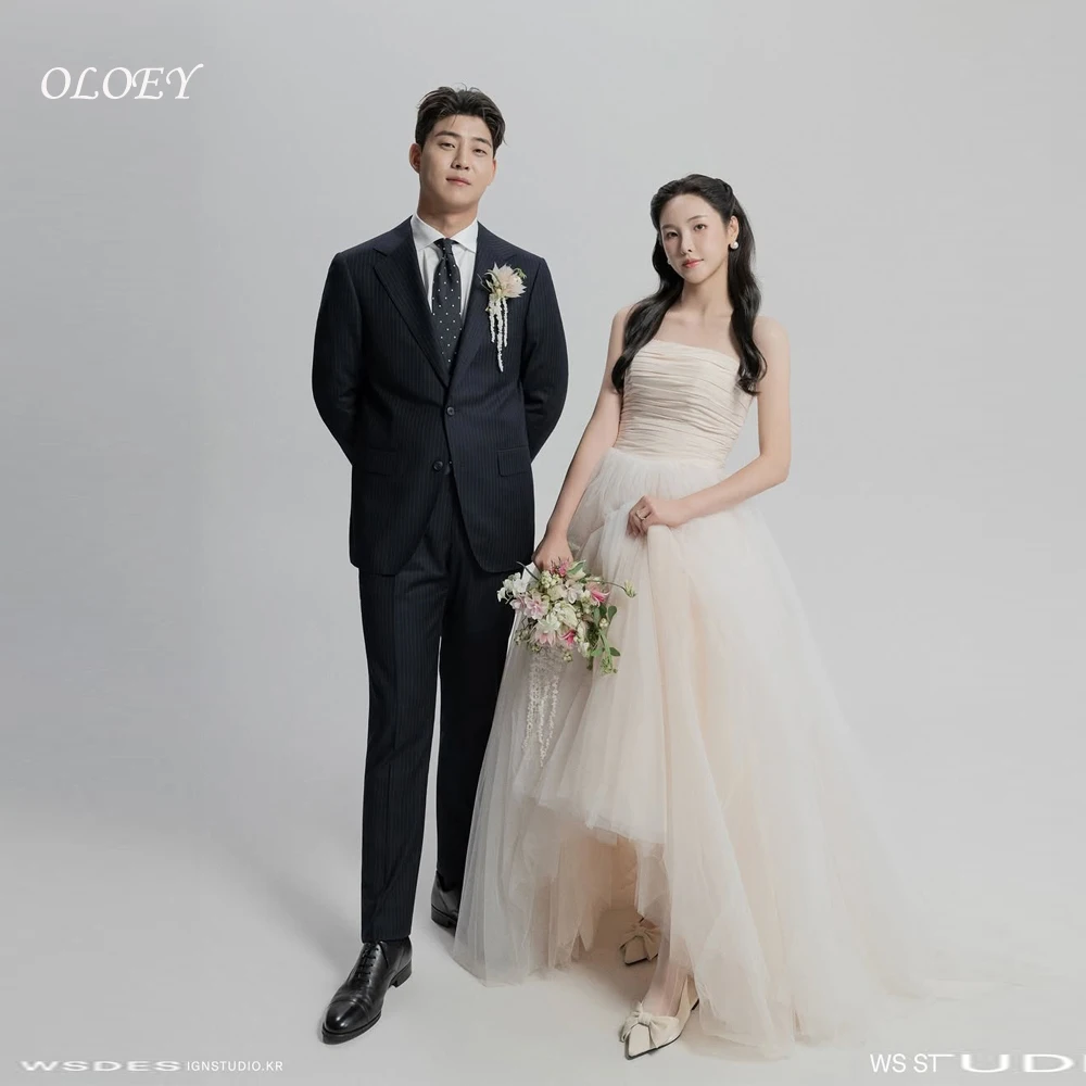 ชุดแต่งงาน OLOEY Korea แบบไร้สาย ผ้าทูลล์ทรงเอ เรียบหรู ชุดแต่งงานเรียบง่าย แต่งระบายช่วงคอสีงาช้าง สามารถสั่งตัดได้ สวยสง่างาม