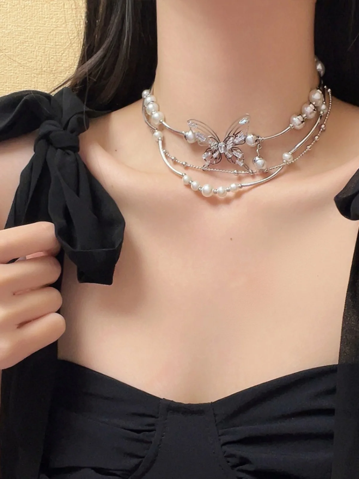 2024 New Arrival MultiLayer Butterfly Pendant Pearl Choker Necklace for Women Elegant Minimalist Locket HighEnd Fashion