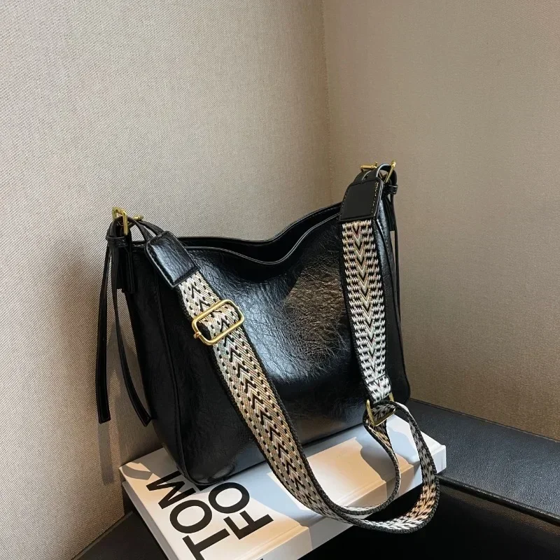 

2025 New French-Chic Tote - Light Luxury High-End Commuter Shoulder/Crossbody Bag with Premium Appeal