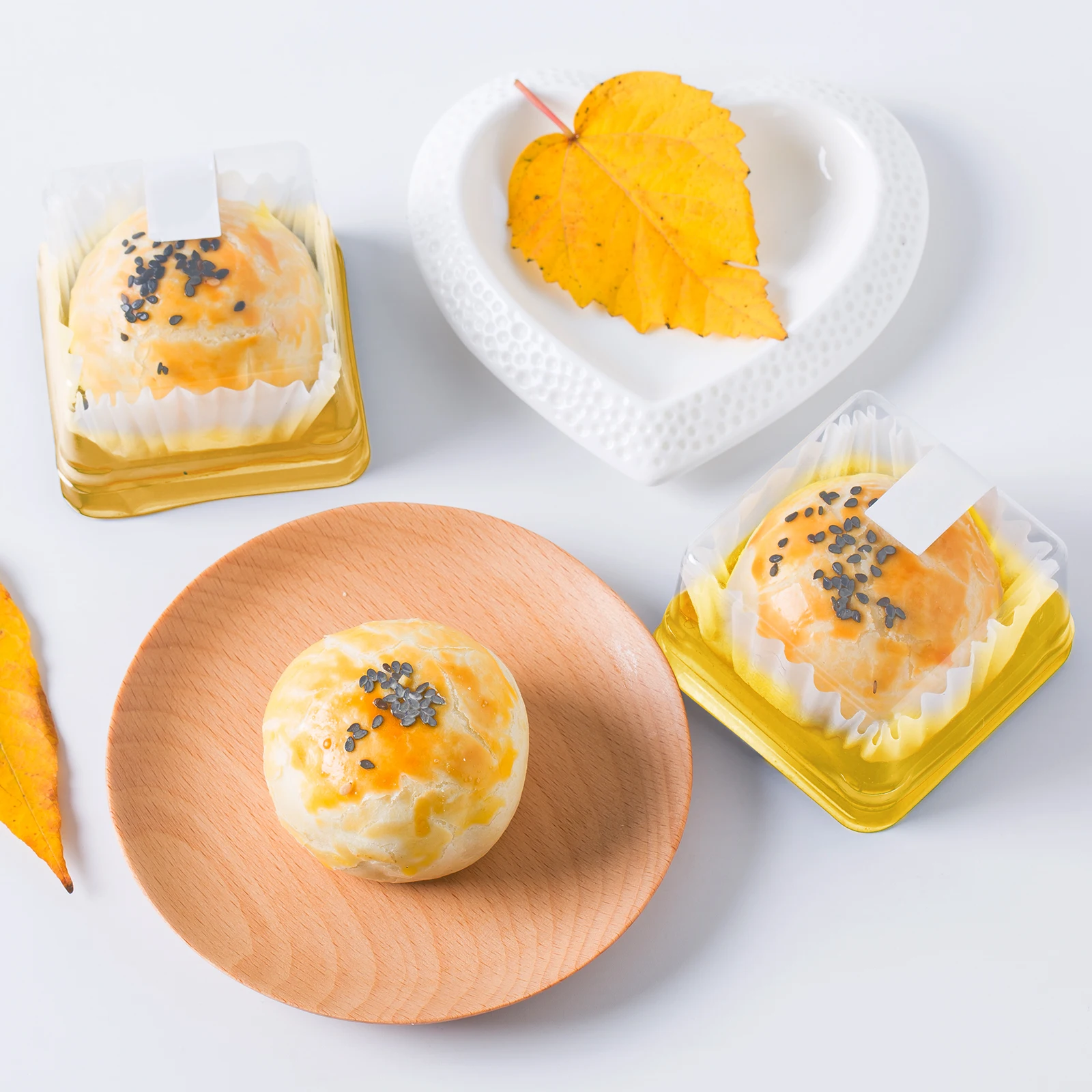 

50pcs Square Cake Boxes Plastic Egg Yolk Crisp Container Golden Dessert Boxes for Parties Weddings Birthday Eco