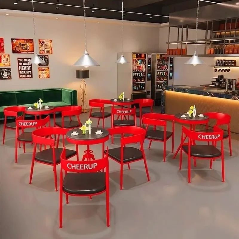set-tavolo-e-sedie-semplice-e-moderno-stile-industriale-per-caffetteria-panetteria-ristorante-commerciale