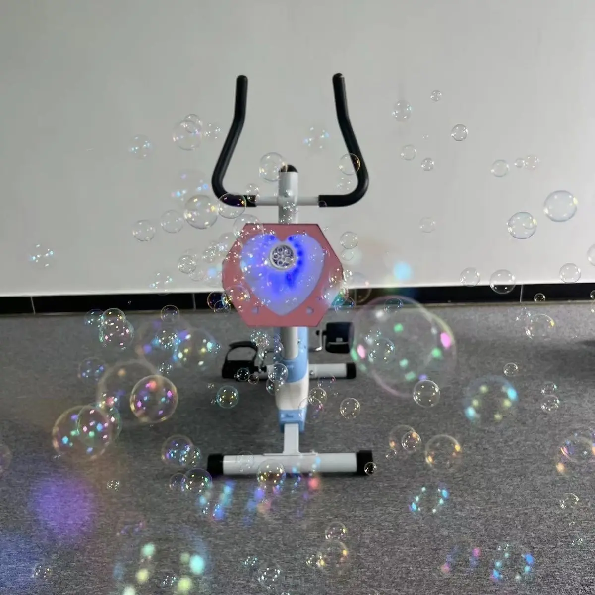 Internet celebrities scan QR code sharing bubble blowing machine bicycle