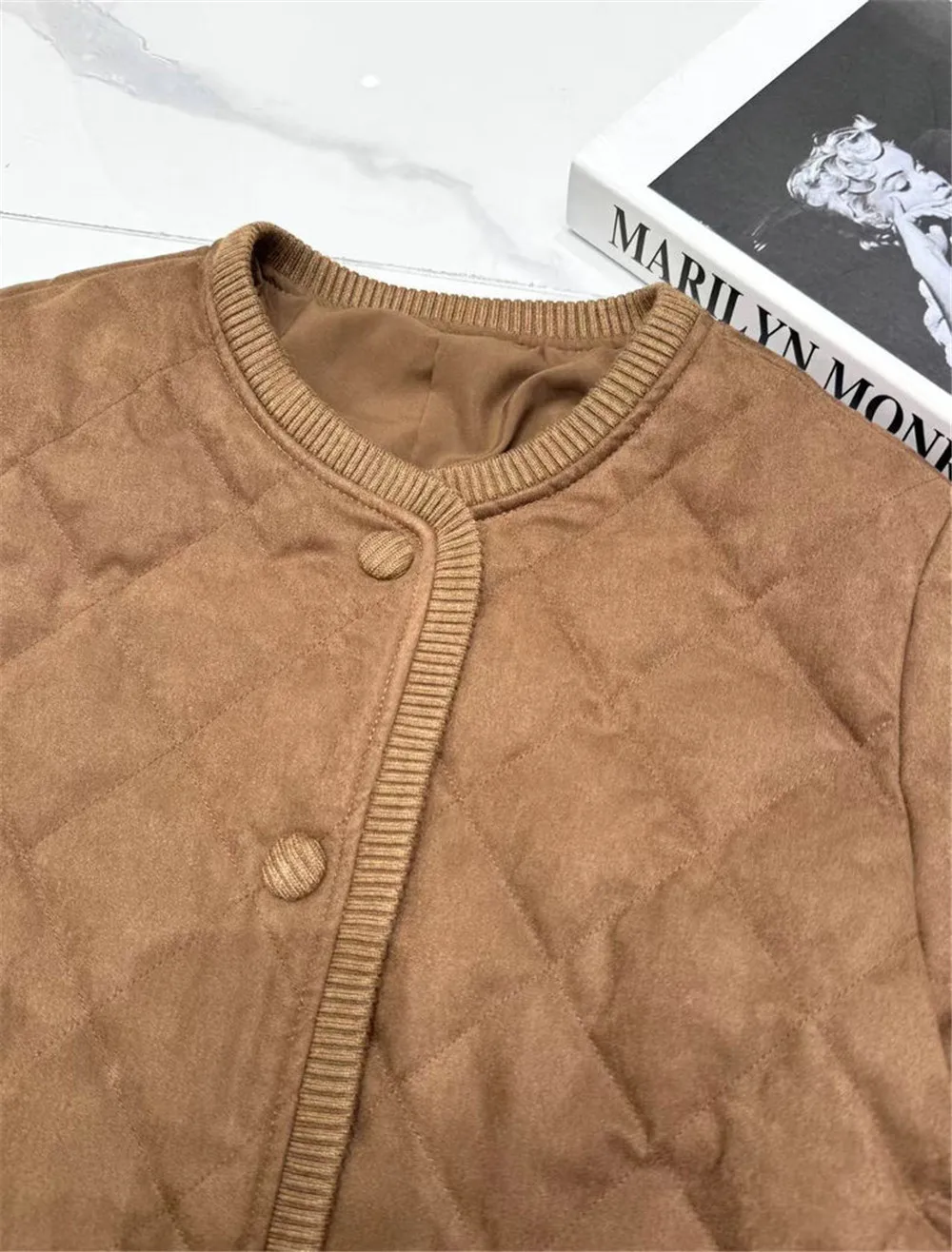 2025 شتاء جديد جولة الرقبة قميص قطني بكم طويل بلون الماس شبكة أسفل سترة الربط بطة أسفل معطف محبوك