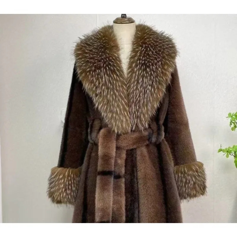 Una nueva moda de longitud media para mantener el calor, abrigo adelgazante elegante y elegante para mujer, hecho de piel de visón dorada europea para invierno, piel sintética