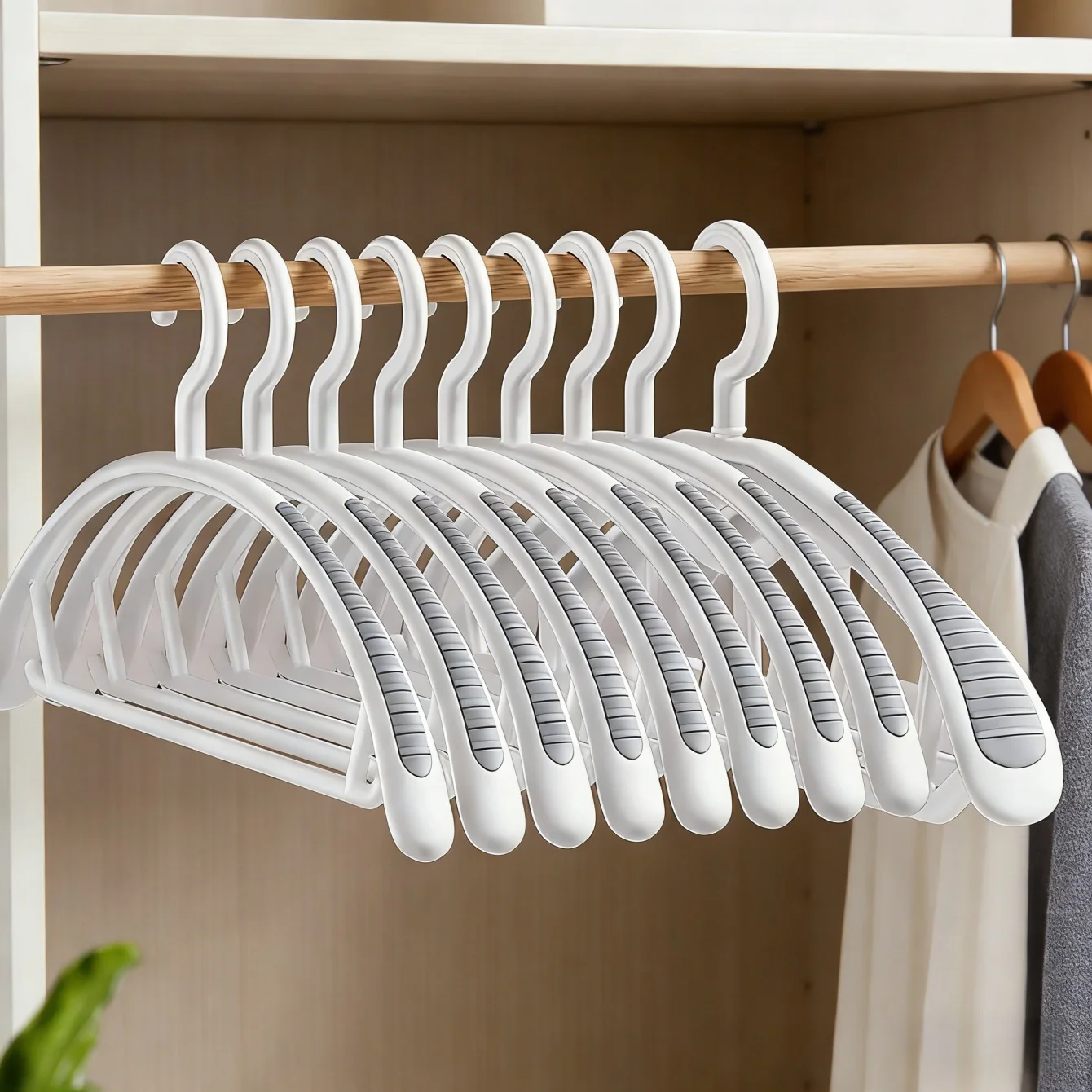 

10 шт. Нескользящие вешалки для одежды, сверхпрочные, долговечные, без деформации плеч, широкие пластиковые вешалки с резиновыми накладками и горизонтальной перекладиной для гардероба