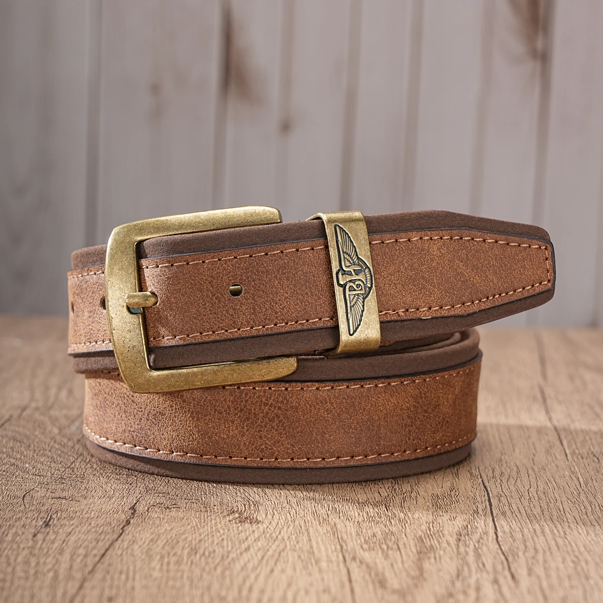 A casual belt, the same style for both men and women, with an industrial design, versatile and available in multiple colors