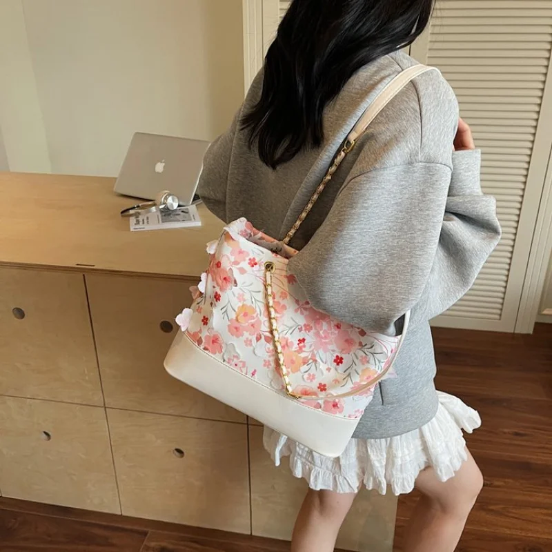 

Trendy Crossbody Handbag With Letter Logo For Women Fashionable Bag Casual Simple Vintage Luxury Leather Design