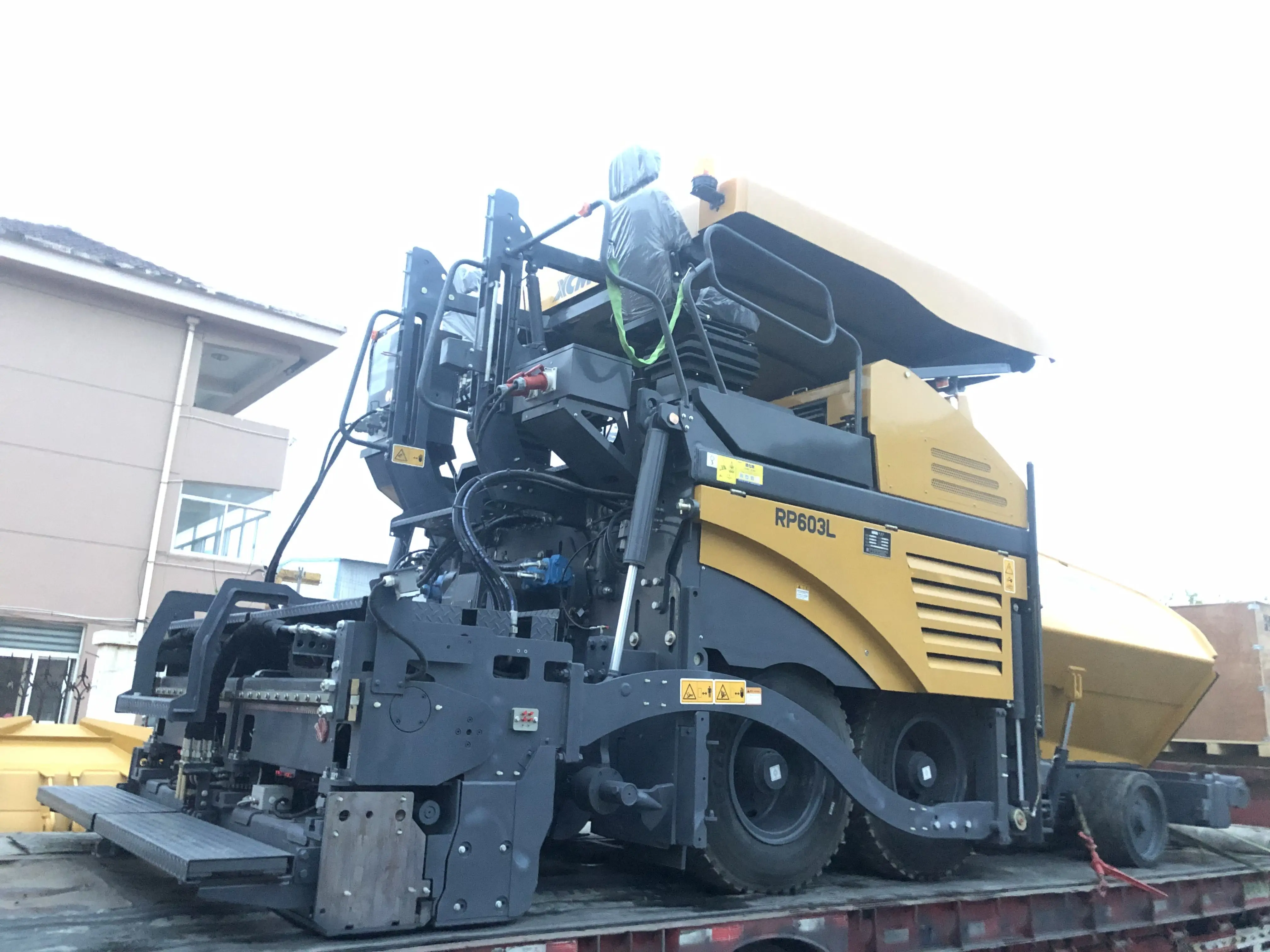 Ultra Compact Lightweight RP603L Crawler Asphalt Paver Machine,  F Perfect For Urban Narrow Road And Municipal Paving Works