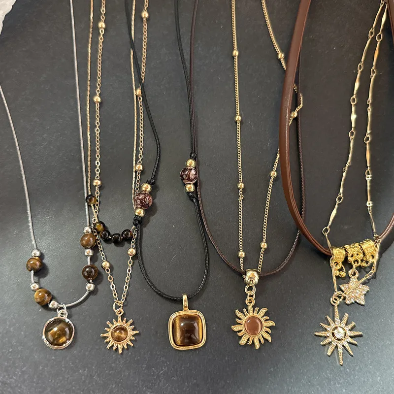 Vintage-Halskette mit doppellagigem Stein-Sonnen-Anhänger, Schmuck für Damen, modischer Vintage-Stil mit zwei Schichten Natursteinen