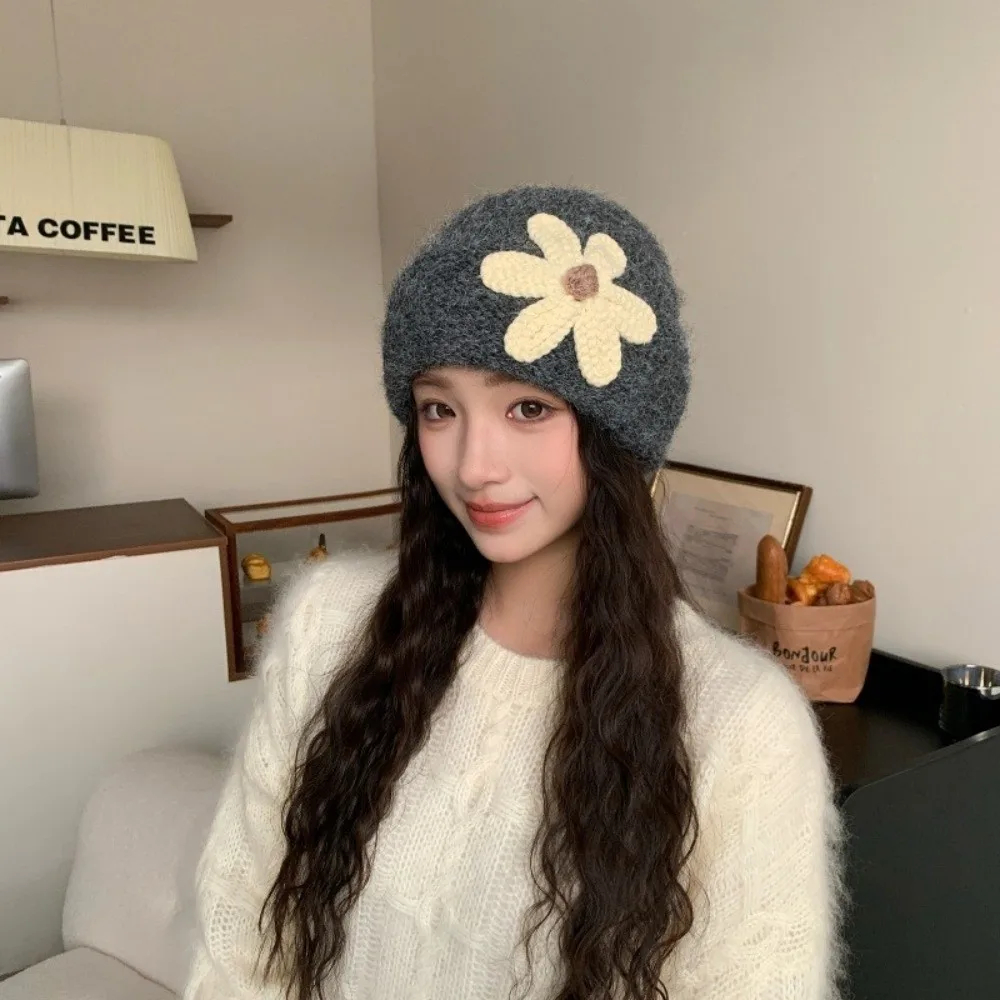 Polyester 3D Floral Knitted Beanie Hat Thick Face Slimming Winter Warm Beanie Hat 56-58cm Head Circumference Cold Proof
