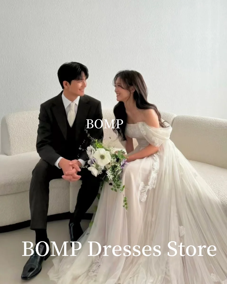 BOMP الأميرة يزين قبالة الكتف فستان حفلات الزفاف الأبيض تول ثنيات سويب تراين كوريا صورة تبادل لاطلاق النار فستان زفاف مخصص