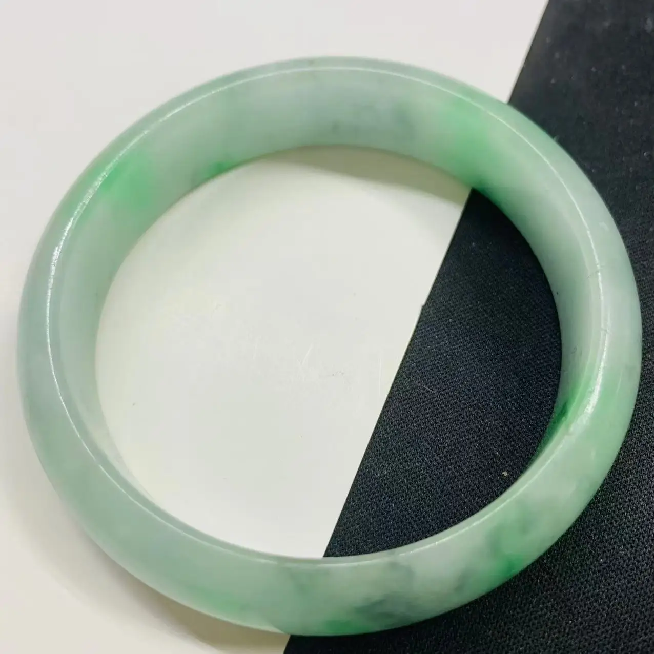 

Realistic shooting of light green 58.6mm floating flower jade bracelet