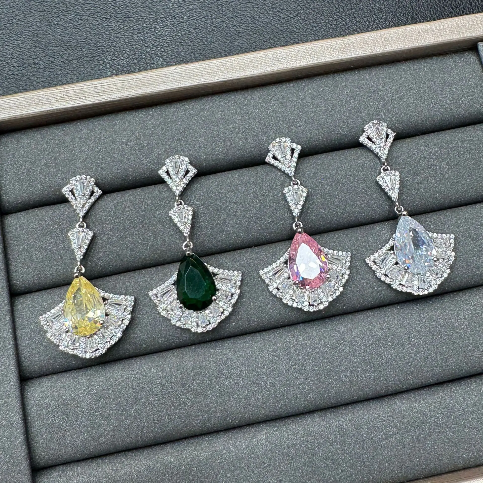 

Design, luxury, luxury, exquisite high-end zircon long earrings