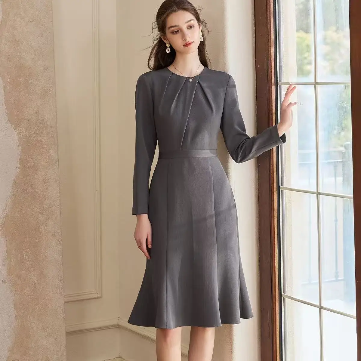 

Изысканное офисное платье для женщин: весеннее, новое, с круглым вырезом, длинным рукавом, завышенной талией, приталенное, миди, для вечеринок