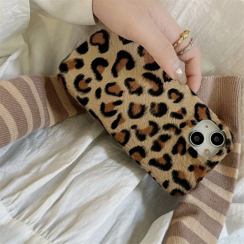 Luxury Leopard Plushฤดูหนาวมืออุ่นFluffyป้องกันฝาครอบโทรศัพท์สําหรับiPhone 12 13 14 15 16 Pro Maxน่ารักเสือดาวFurry Cover