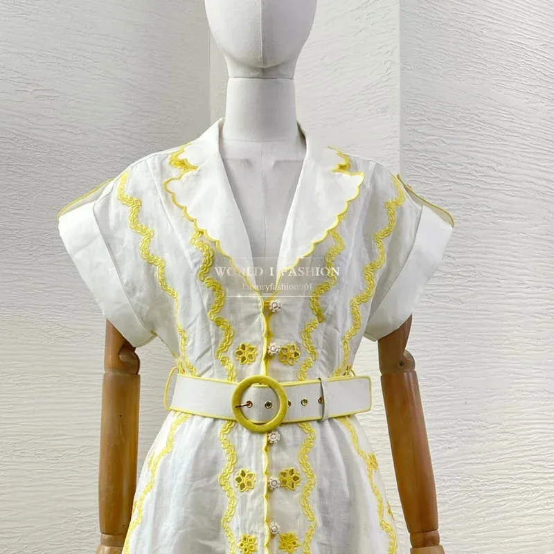 ชุดเดรสผ้าลินินสีเบจเหลืองอ่อน แขนสั้น ปักลาย ความยาวปานกลาง สำหรับวันหยุดพักผ่อน ชุดเดรสผู้หญิง ใหม่ ซัมเมอร์ 2025 คุณภาพสูง