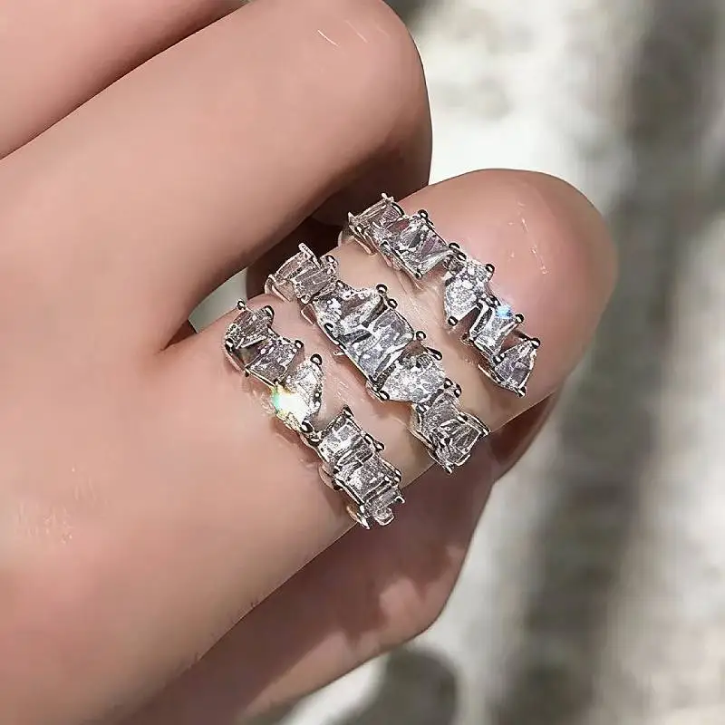 Anel Feminino Huitan com Design Multicamadas, Acessório de Dedo Moderno para Festas e Casamentos, Joia de Luxo com Zircônias Geométricas Brilhantes Incrustadas
