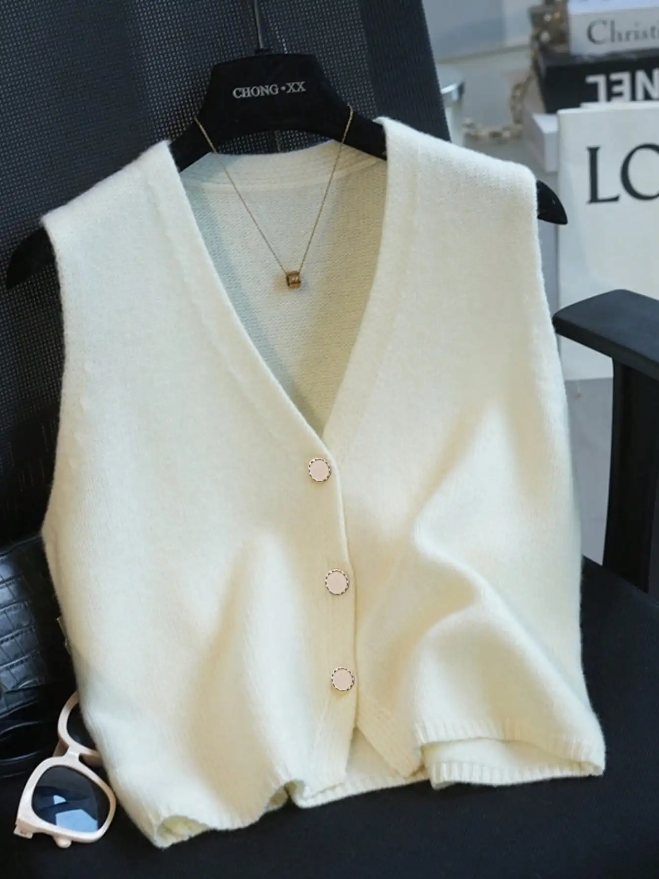 

1pc Solid White Knitted Button V-Neck Sleeveless Summer Cardigan Sweater Vest
