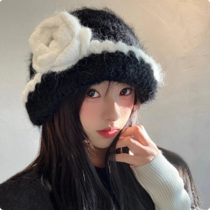 

Корейская вязаная шапка с объемным цветком, связанная вручную крючком, женская зимняя элегантная теплая шапка с закатанными краями для защиты ушей, шапки-бини