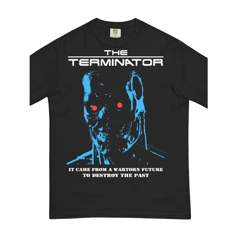 Neutrales, normales, lässiges T-Shirt – Terminator 2 Edition. Ein schlichtes schwarzes T-Shirt mit Rundhalsausschnitt und kurzen Ärmeln und aufgedrucktem Design. – Detail 3