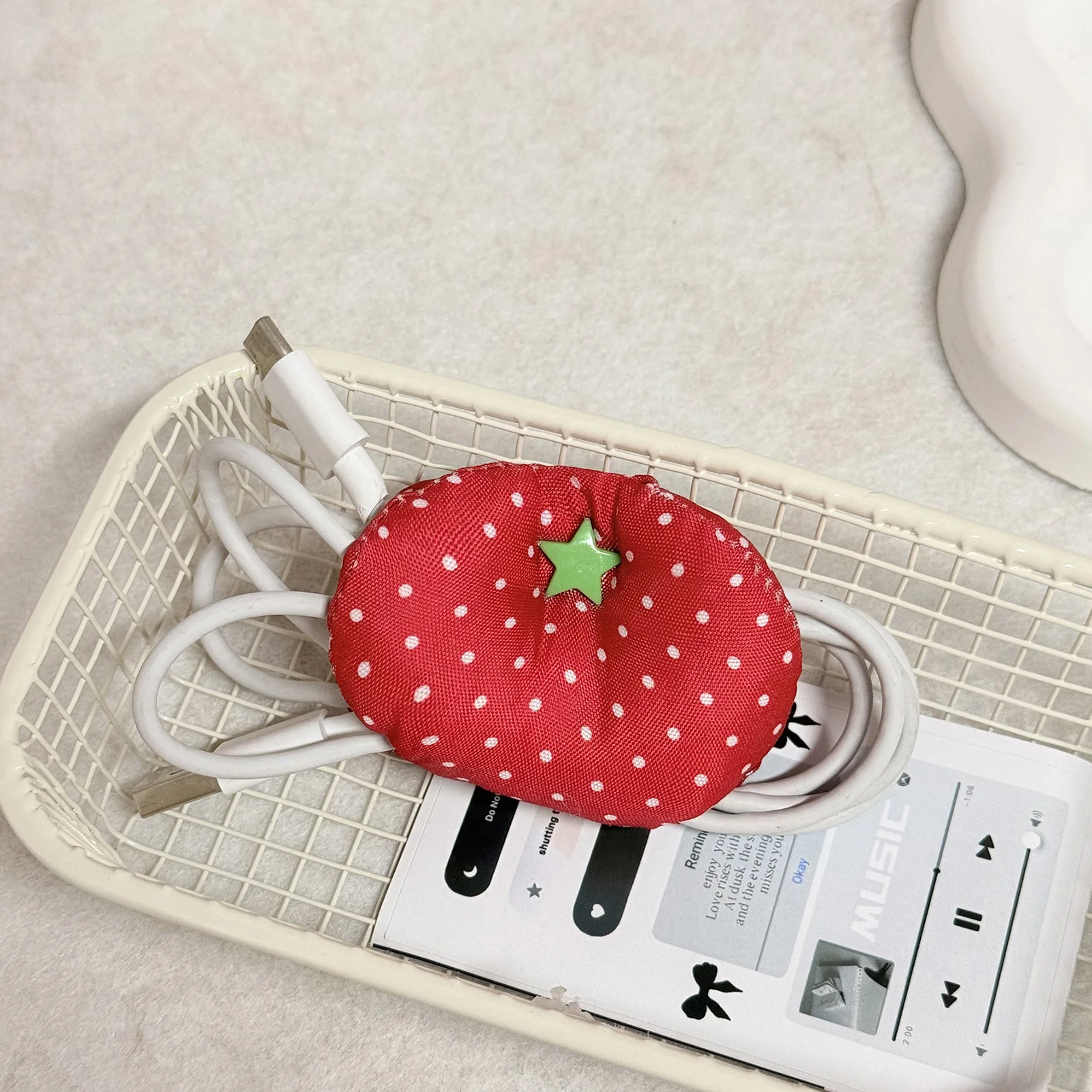 Niedlicher Kabelorganizer im roten Tomaten-/Stern-Design, Kabelwicklerhalter für Kopfhörer, Ladegeräte, tragbar, für den täglichen Gebrauch für Frauen und Mädchen – Detail 1