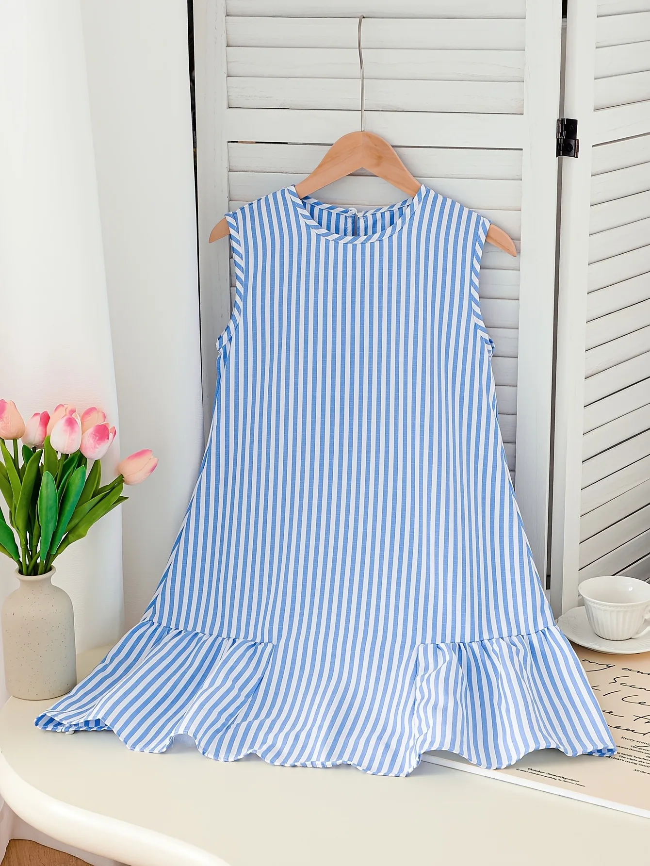 Sommerkleid für Kinder, Mädchen, blau-weiß, mit vertikalen Streifen, Rundhalsausschnitt, ärmellos, lockerer A-Linien-Schnitt, Rüschensaum, Reißverschluss hinten – Detail 1